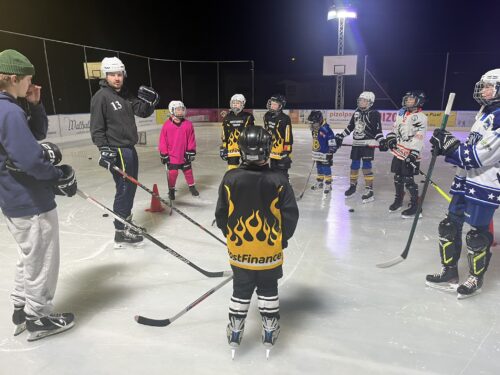 Ist möglicherweise ein Bild von 10 Personen, Personen, die Eislaufen oder Rollschuhfahren, Personen, die Hockey spielen und Text